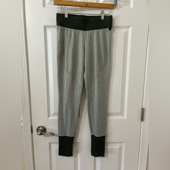 Women’s under Armour, extra small gray leggings sweatpants - Picture 1 of 8